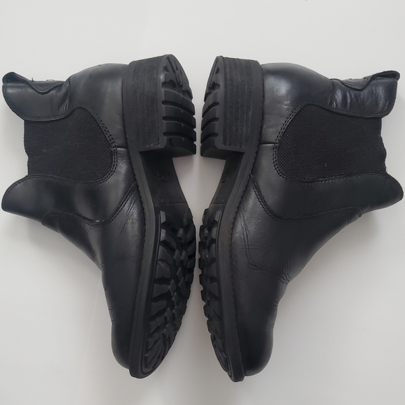 UGG Shoes - UGG Black leather Chelsea style boots with stretchy side panels Size 6.5.